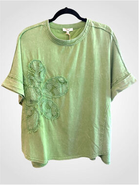 Easel Embroidered Washed Top in Green Size S